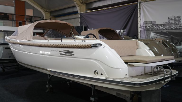Primeur 700 lounge tender bij Verschuur Watersport