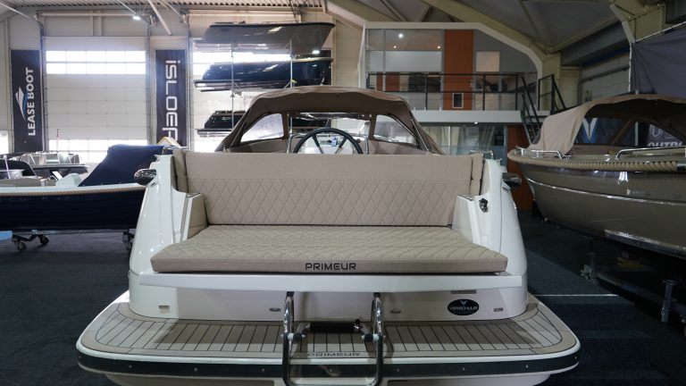 Primeur 700 lounge tender bij Verschuur Watersport