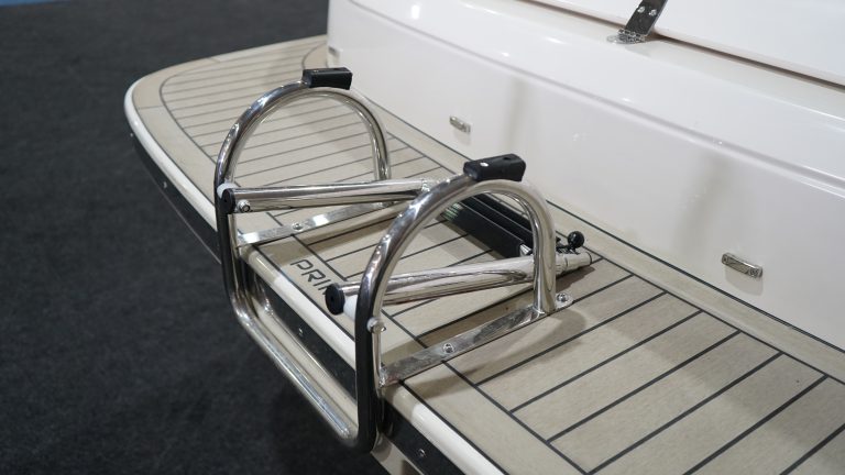 Primeur 700 lounge tender bij Verschuur Watersport