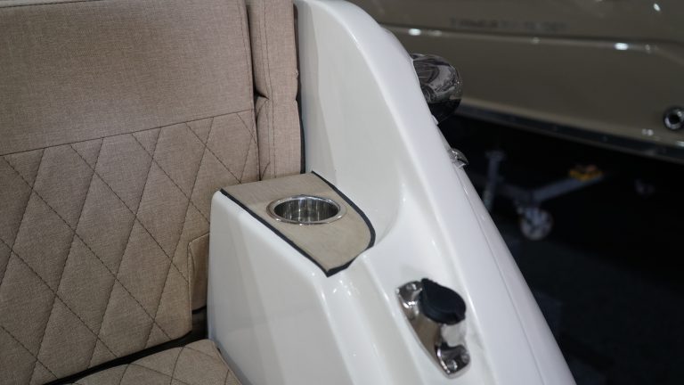 Primeur 700 lounge tender bij Verschuur Watersport