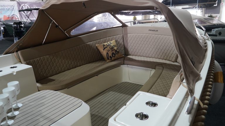 Primeur 700 lounge tender bij Verschuur Watersport