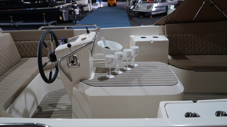 Primeur 700 lounge tender bij Verschuur Watersport