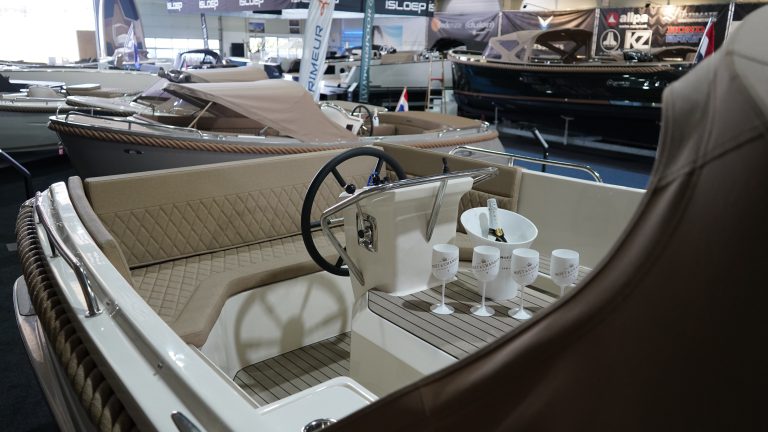 Primeur 700 lounge tender bij Verschuur Watersport