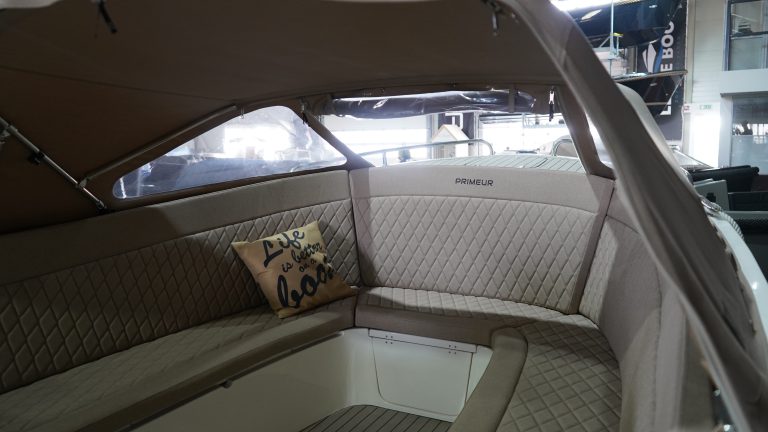 Primeur 700 lounge tender bij Verschuur Watersport