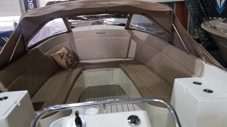 Primeur 700 lounge tender bij Verschuur Watersport