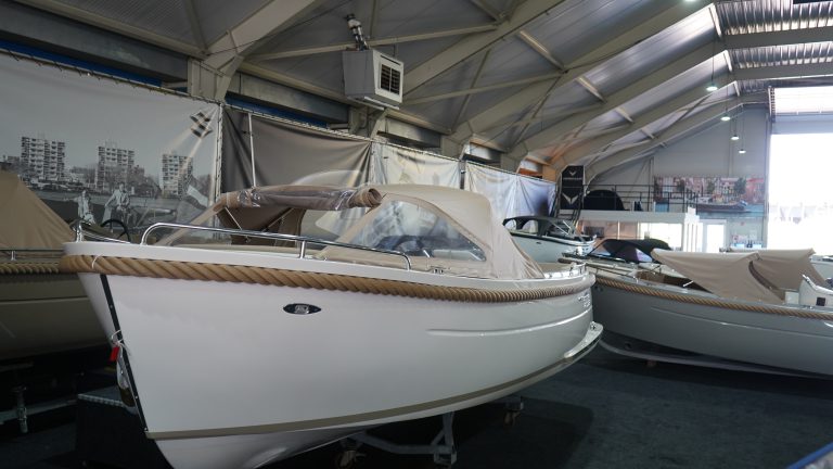 Primeur 700 lounge tender bij Verschuur Watersport