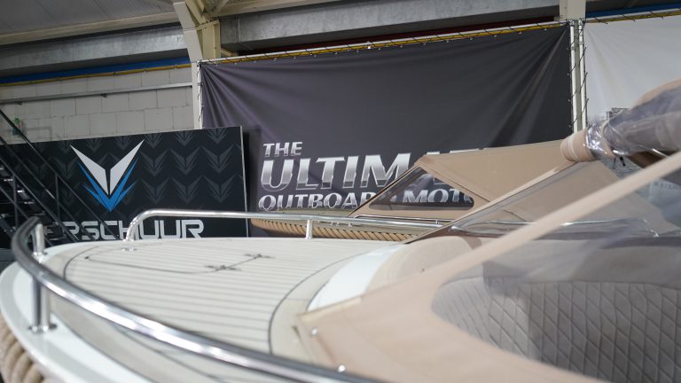 Primeur 700 lounge tender bij Verschuur Watersport