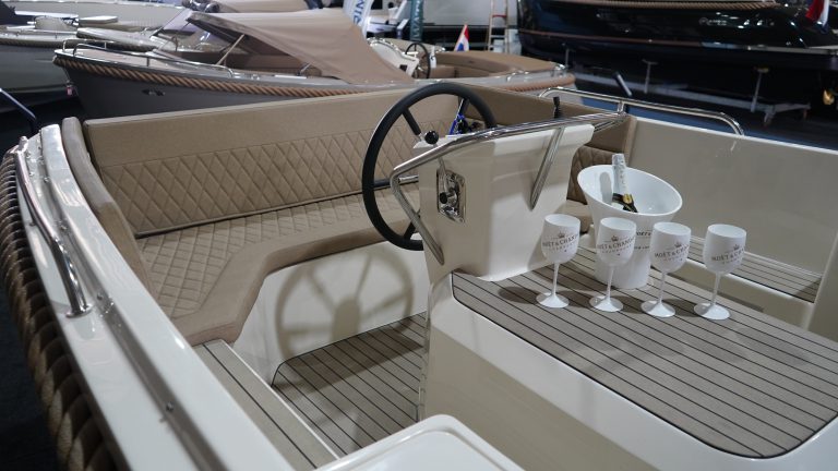 Primeur 700 lounge tender bij Verschuur Watersport