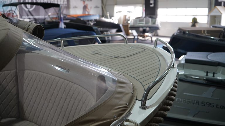 Primeur 700 lounge tender bij Verschuur Watersport