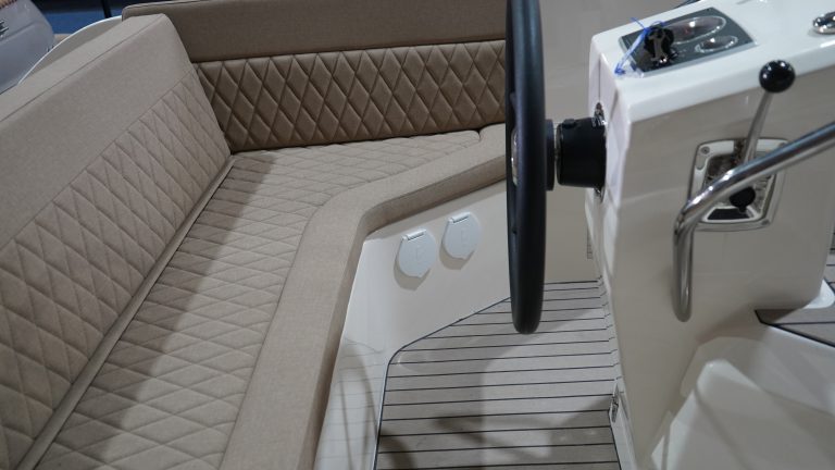 Primeur 700 lounge tender bij Verschuur Watersport