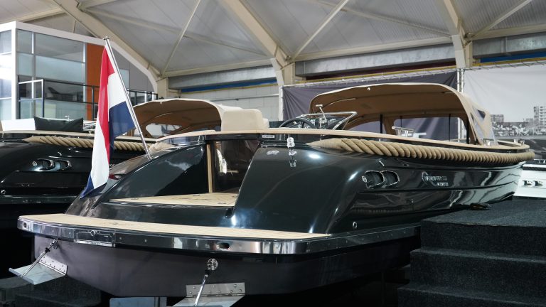 Waterspoor 777 Aviator All Black tender met Yanmar 110pk dieselmotor en Topdek afwerking