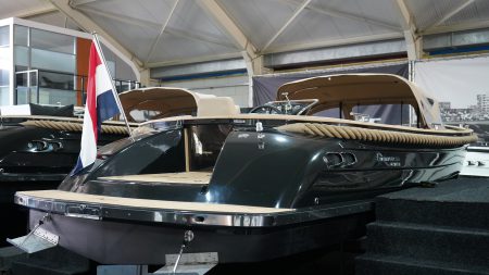 Waterspoor 777 Aviator All Black tender met Yanmar 110pk dieselmotor en Topdek afwerking