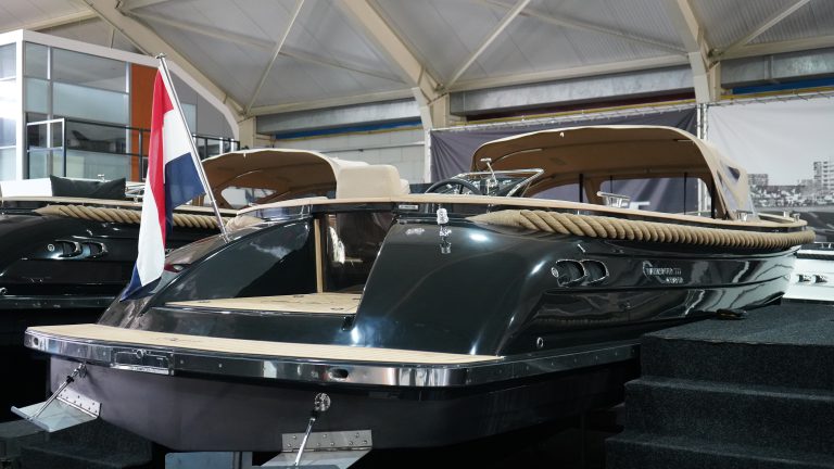 Waterspoor 777 Aviator All Black tender met Yanmar 110pk dieselmotor en Topdek afwerking