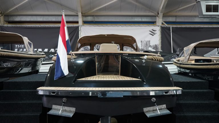 Waterspoor 777 Aviator All Black tender met Yanmar 110pk dieselmotor en Topdek afwerking
