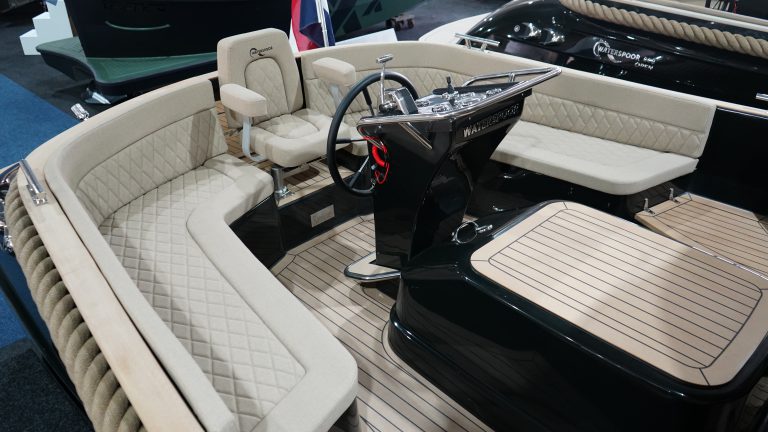 Waterspoor 777 Aviator All Black tender met Yanmar 110pk dieselmotor en Topdek afwerking