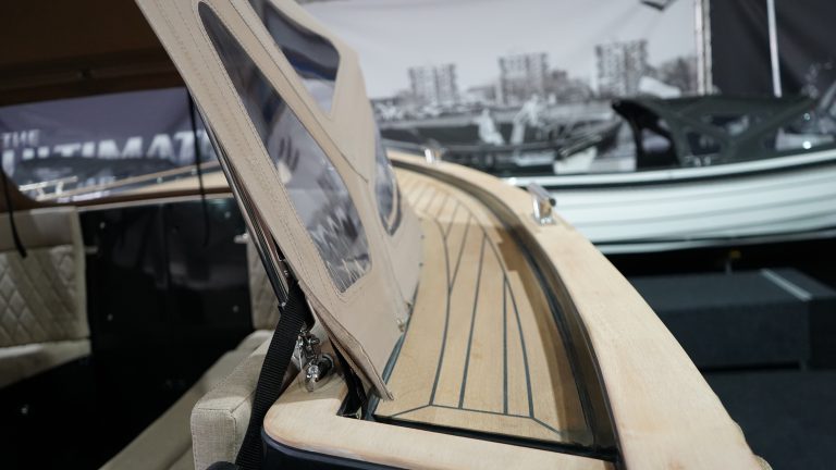 Waterspoor 777 Aviator All Black tender met Yanmar 110pk dieselmotor en Topdek afwerking