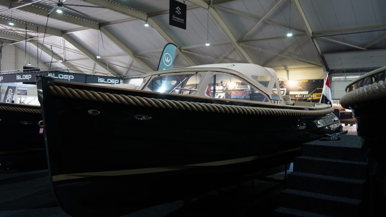 Waterspoor 777 Aviator All Black tender met Yanmar 110pk dieselmotor en Topdek afwerking