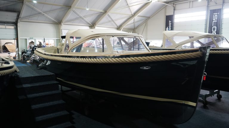 Waterspoor 777 Aviator All Black tender met Yanmar 110pk dieselmotor en Topdek afwerking