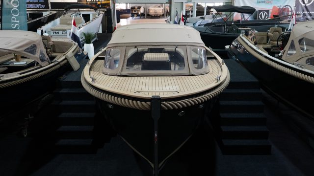 Waterspoor 777 Aviator All Black tender met Yanmar 110pk dieselmotor en Topdek afwerking