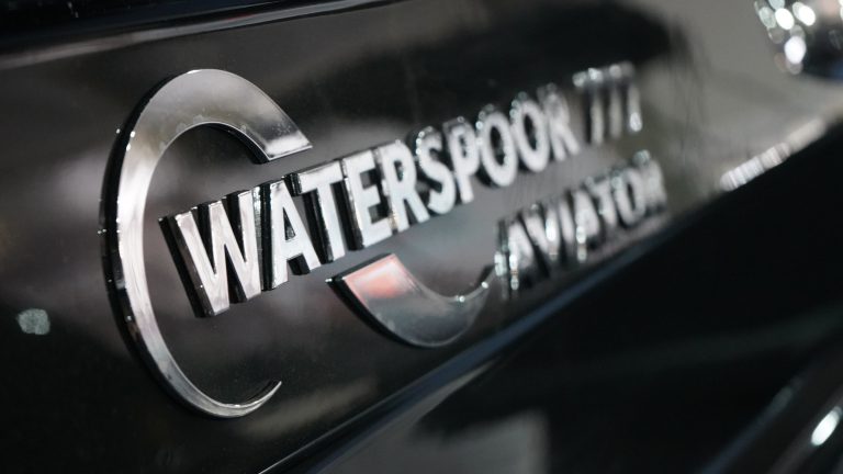 Waterspoor 777 Aviator All Black tender met Yanmar 110pk dieselmotor en Topdek afwerking