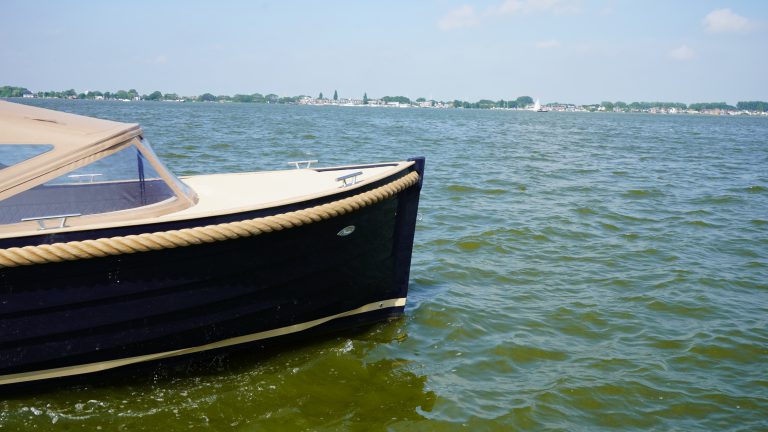 Diepdonkerblauwe Waterspoor 808 Open tender met Yanmar 110pk dieselmotor en Topdek afwerking