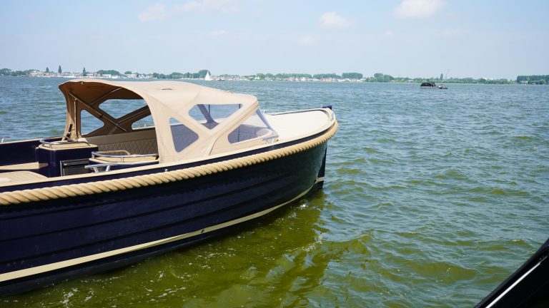 Diepdonkerblauwe Waterspoor 808 Open tender met Yanmar 110pk dieselmotor en Topdek afwerking