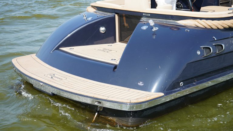 Diepdonkerblauwe Waterspoor 808 Open tender met Yanmar 110pk dieselmotor en Topdek afwerking