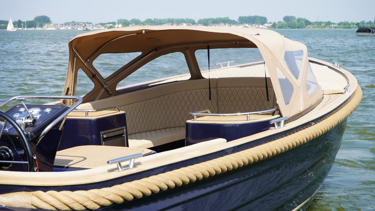 Diepdonkerblauwe Waterspoor 808 Open tender met Yanmar 110pk dieselmotor en Topdek afwerking
