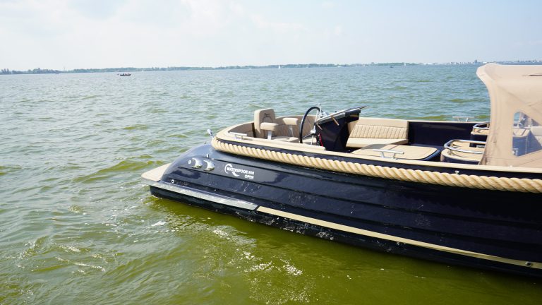 Diepdonkerblauwe Waterspoor 808 Open tender met Yanmar 110pk dieselmotor en Topdek afwerking