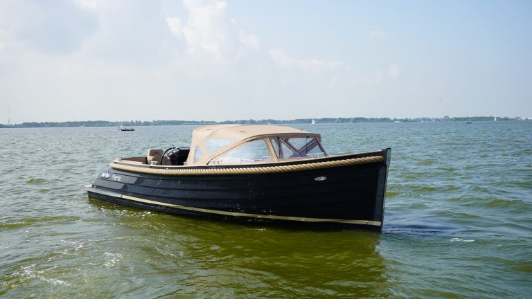 Diepdonkerblauwe Waterspoor 808 Open tender met Yanmar 110pk dieselmotor en Topdek afwerking