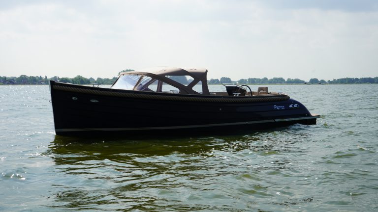 Diepdonkerblauwe Waterspoor 808 Open tender met Yanmar 110pk dieselmotor en Topdek afwerking