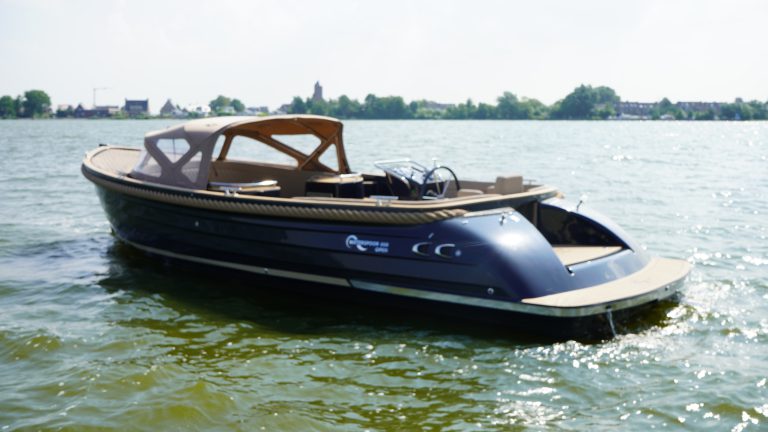 Diepdonkerblauwe Waterspoor 808 Open tender met Yanmar 110pk dieselmotor en Topdek afwerking