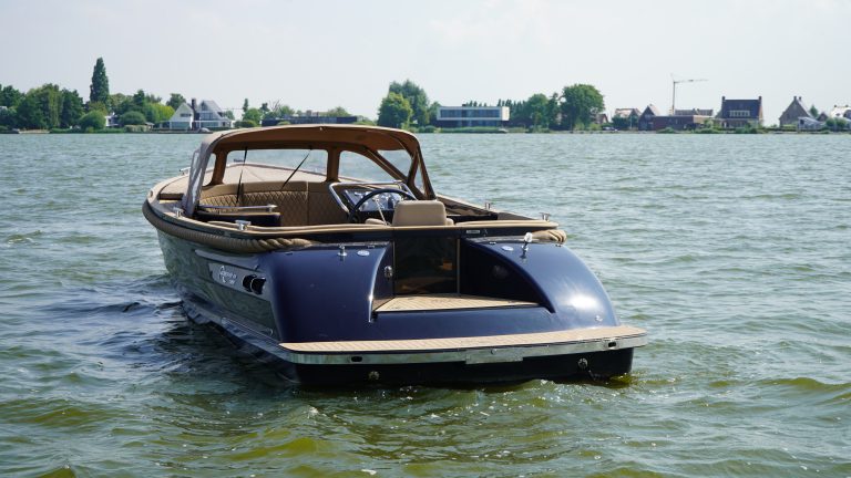 Diepdonkerblauwe Waterspoor 808 Open tender met Yanmar 110pk dieselmotor en Topdek afwerking