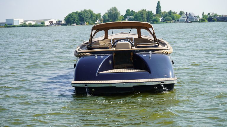 Diepdonkerblauwe Waterspoor 808 Open tender met Yanmar 110pk dieselmotor en Topdek afwerking