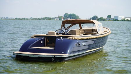 Diepdonkerblauwe Waterspoor 808 Open tender met Yanmar 110pk dieselmotor en Topdek afwerking