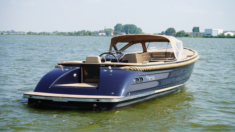 Diepdonkerblauwe Waterspoor 808 Open tender met Yanmar 110pk dieselmotor en Topdek afwerking