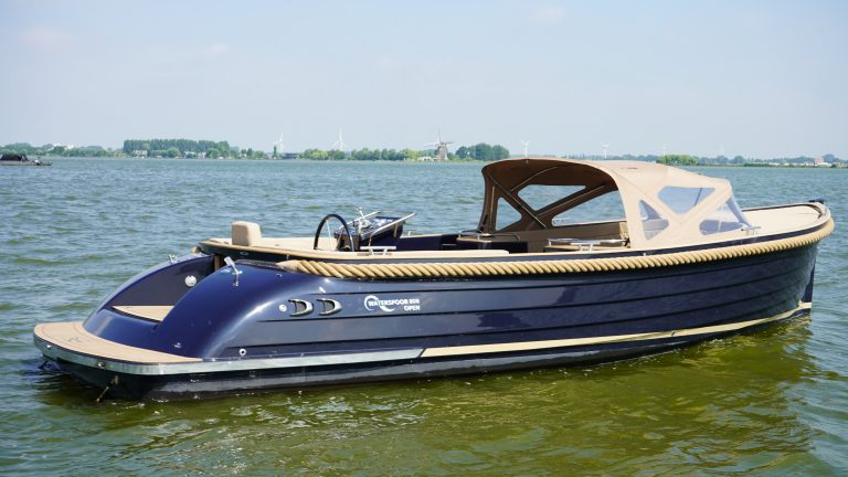 Diepdonkerblauwe Waterspoor 808 Open tender met Yanmar 110pk dieselmotor en Topdek afwerking