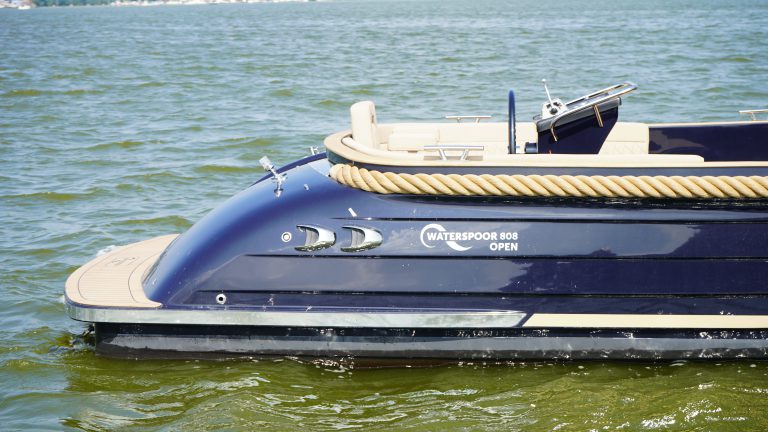 Diepdonkerblauwe Waterspoor 808 Open tender met Yanmar 110pk dieselmotor en Topdek afwerking