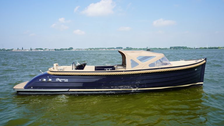 Diepdonkerblauwe Waterspoor 808 Open tender met Yanmar 110pk dieselmotor en Topdek afwerking