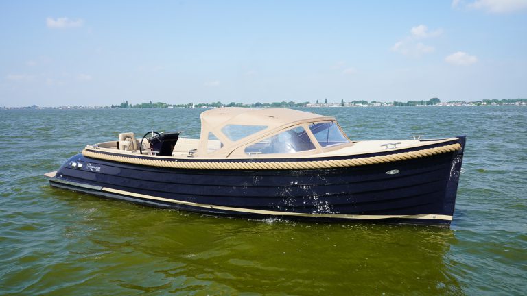 Diepdonkerblauwe Waterspoor 808 Open tender met Yanmar 110pk dieselmotor en Topdek afwerking