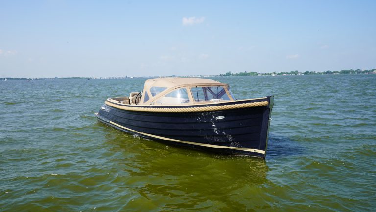Diepdonkerblauwe Waterspoor 808 Open tender met Yanmar 110pk dieselmotor en Topdek afwerking