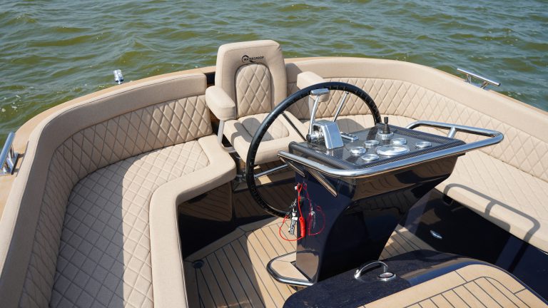 Diepdonkerblauwe Waterspoor 808 Open tender met Yanmar 110pk dieselmotor en Topdek afwerking