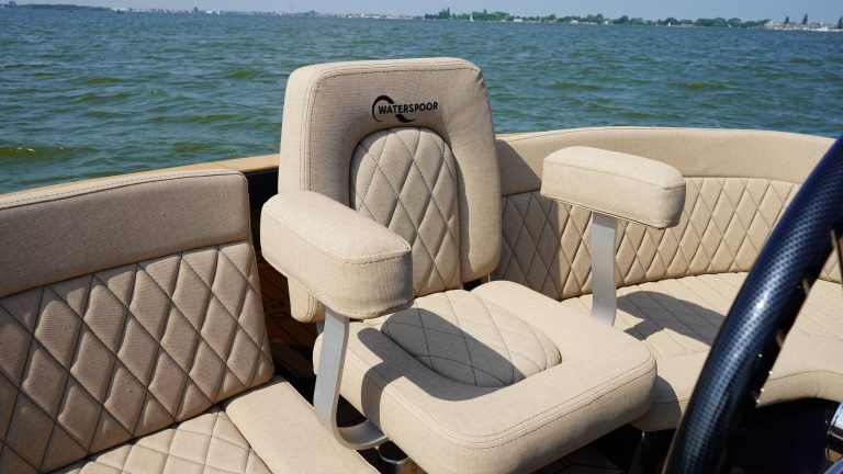 Diepdonkerblauwe Waterspoor 808 Open tender met Yanmar 110pk dieselmotor en Topdek afwerking