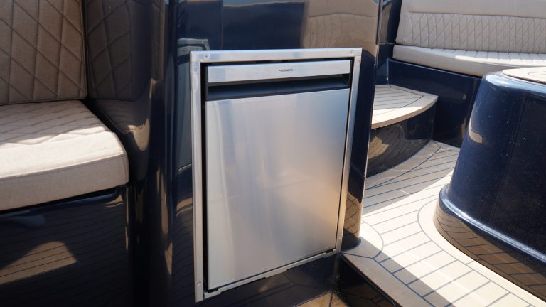 Diepdonkerblauwe Waterspoor 808 Open tender met Yanmar 110pk dieselmotor en Topdek afwerking