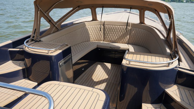 Diepdonkerblauwe Waterspoor 808 Open tender met Yanmar 110pk dieselmotor en Topdek afwerking