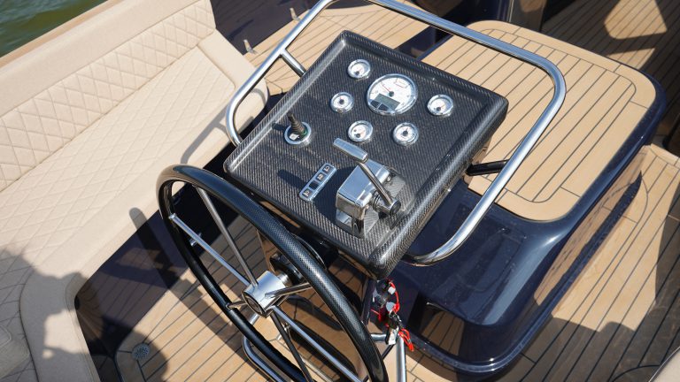 Diepdonkerblauwe Waterspoor 808 Open tender met Yanmar 110pk dieselmotor en Topdek afwerking