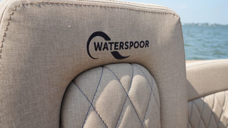 Diepdonkerblauwe Waterspoor 808 Open tender met Yanmar 110pk dieselmotor en Topdek afwerking