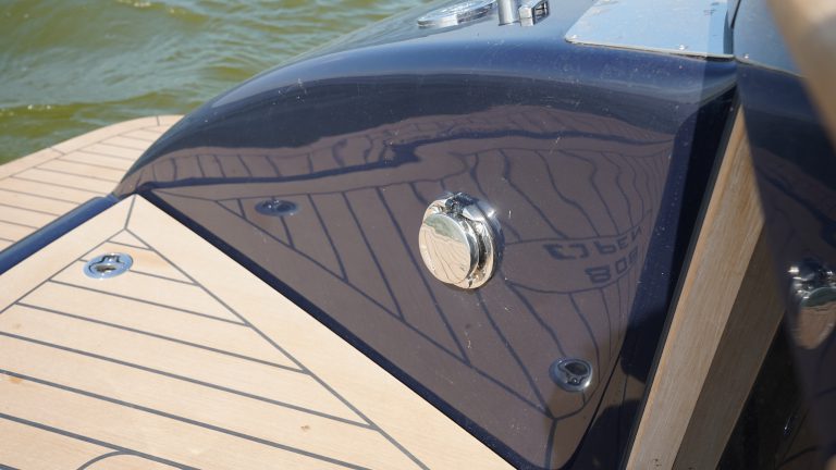 Diepdonkerblauwe Waterspoor 808 Open tender met Yanmar 110pk dieselmotor en Topdek afwerking