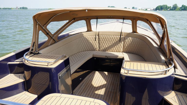 Diepdonkerblauwe Waterspoor 808 Open tender met Yanmar 110pk dieselmotor en Topdek afwerking