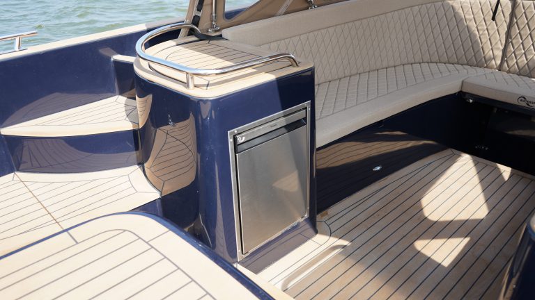 Diepdonkerblauwe Waterspoor 808 Open tender met Yanmar 110pk dieselmotor en Topdek afwerking